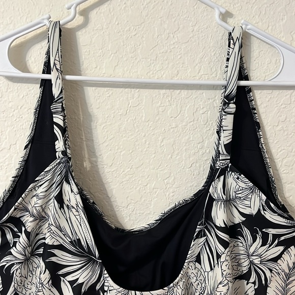 NWT OLD NAVY One Piece Black and White Square Neck Swimsuit Size XXL - Picture 8 of 16